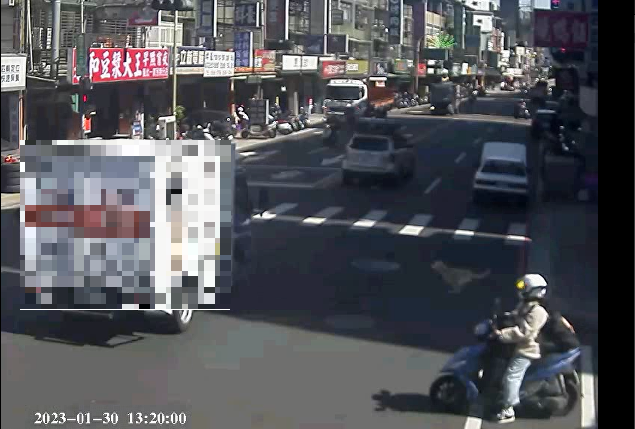 遛狗未繫繩遭車撞，飼主及肇事車主雙雙受罰  圖片集錦，共 1 張