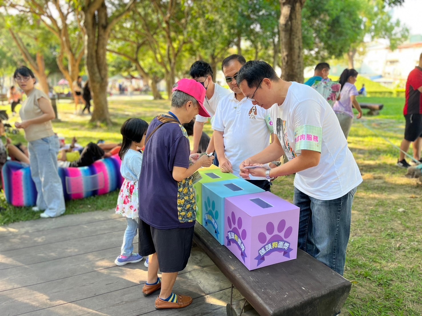 民眾熱情參與投票-投給自己喜愛的狗狗.jpg