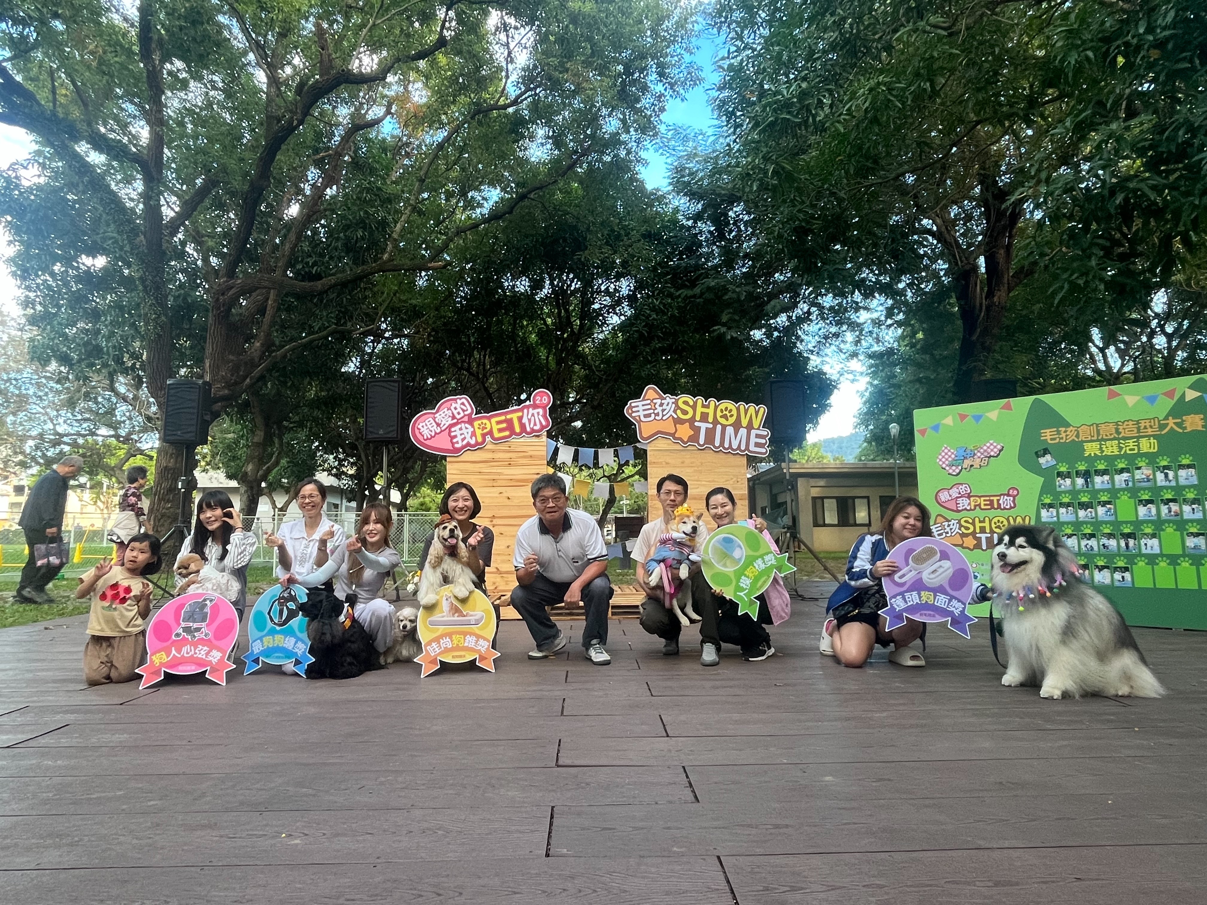 毛小孩創意造型大賽得獎的五位飼主和狗狗於頒獎台與農業局蔡勇勝副局長一起大合照.jpg