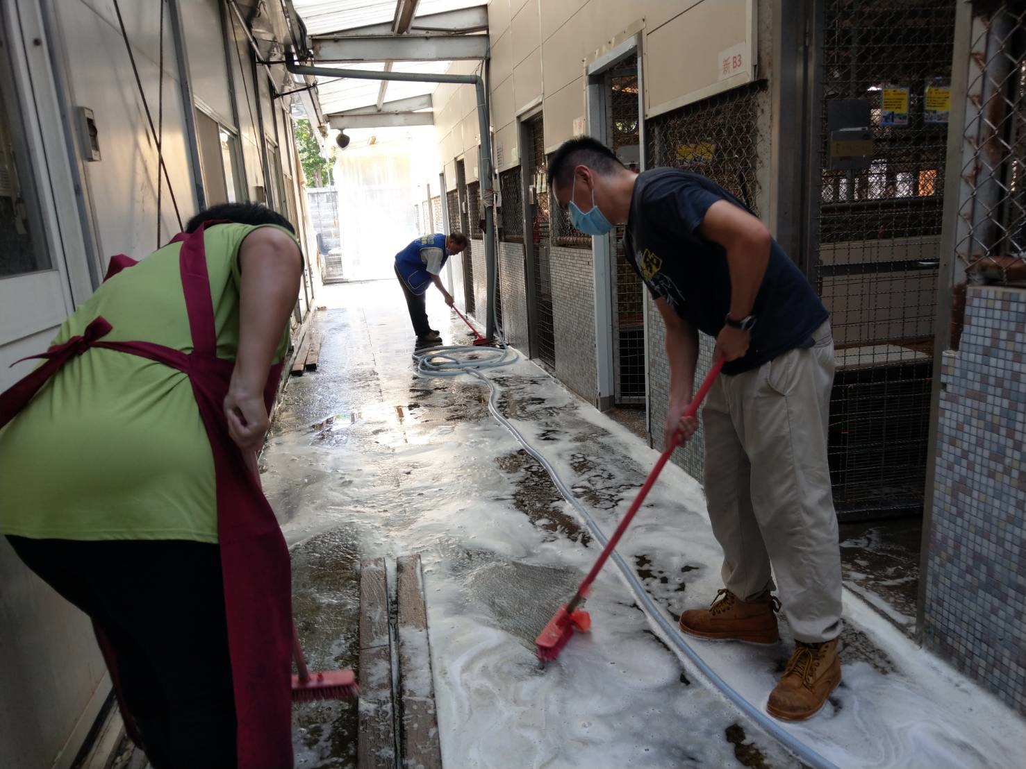 動物之家每週休園日進行環境清潔消毒。.jpg