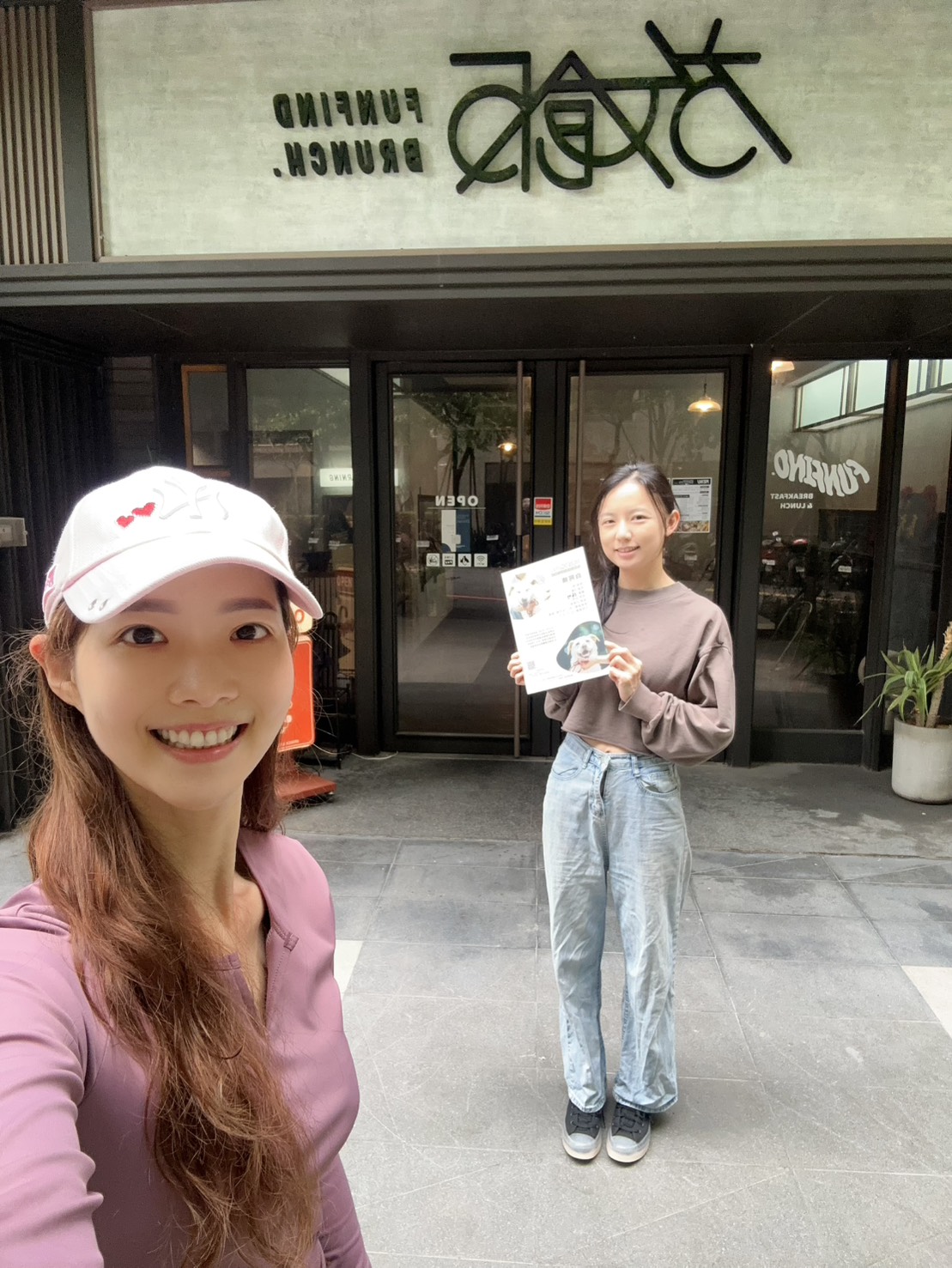 志工江婉綺與店家合影。.jpg