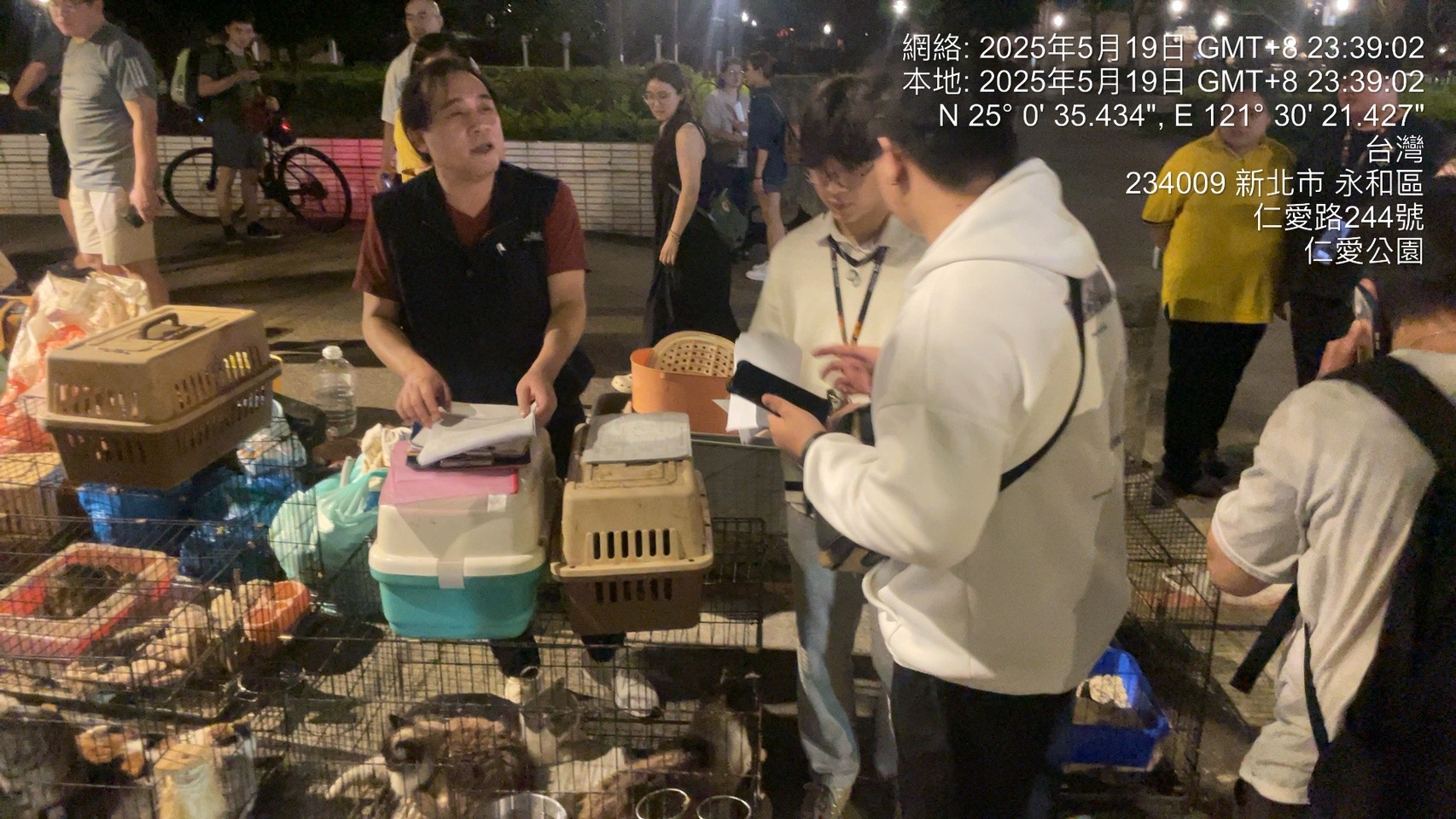 動保處派員前往維持秩序。.jpg