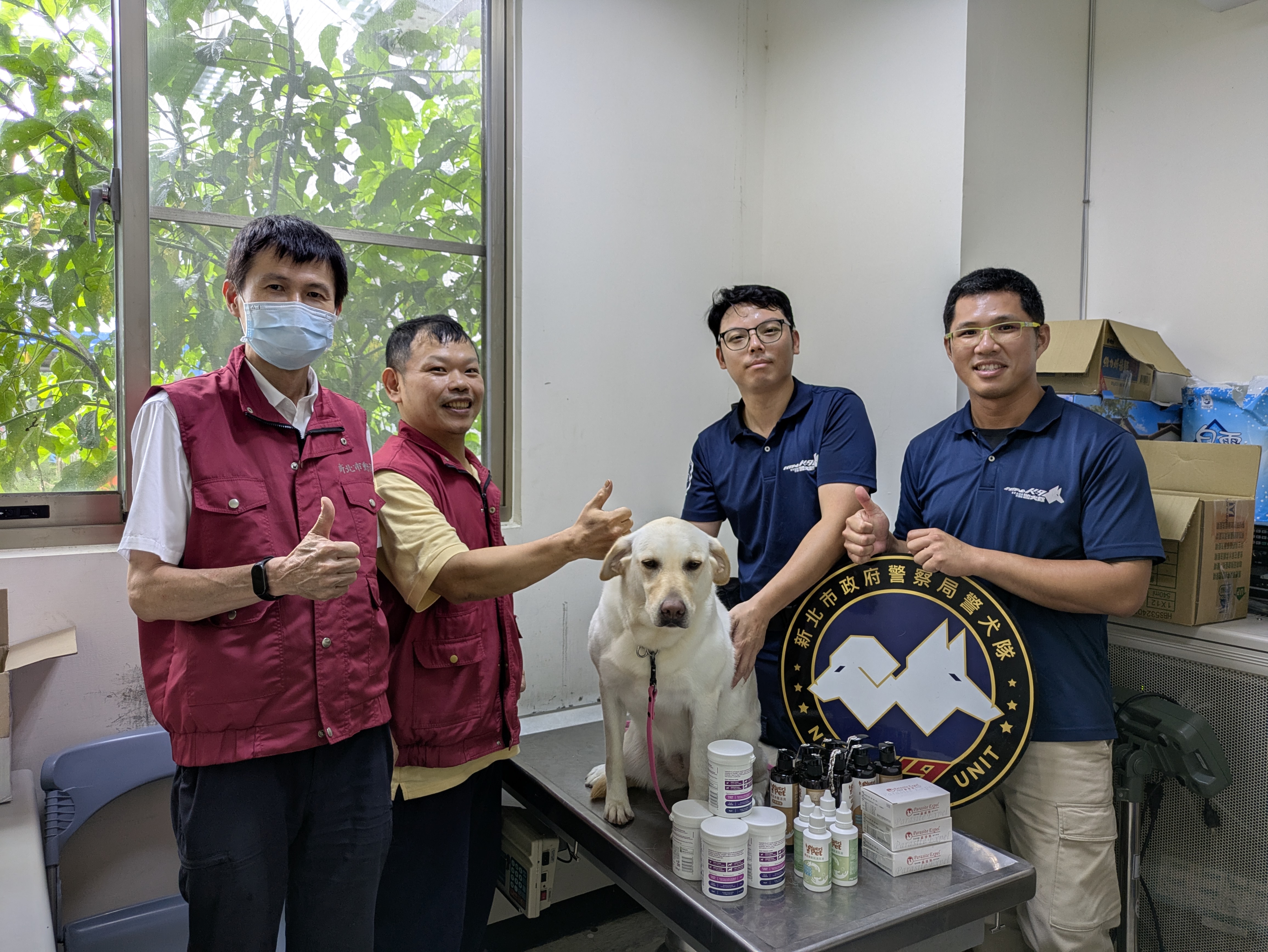 警察節動保處贈送警犬健康禮物。.jpg