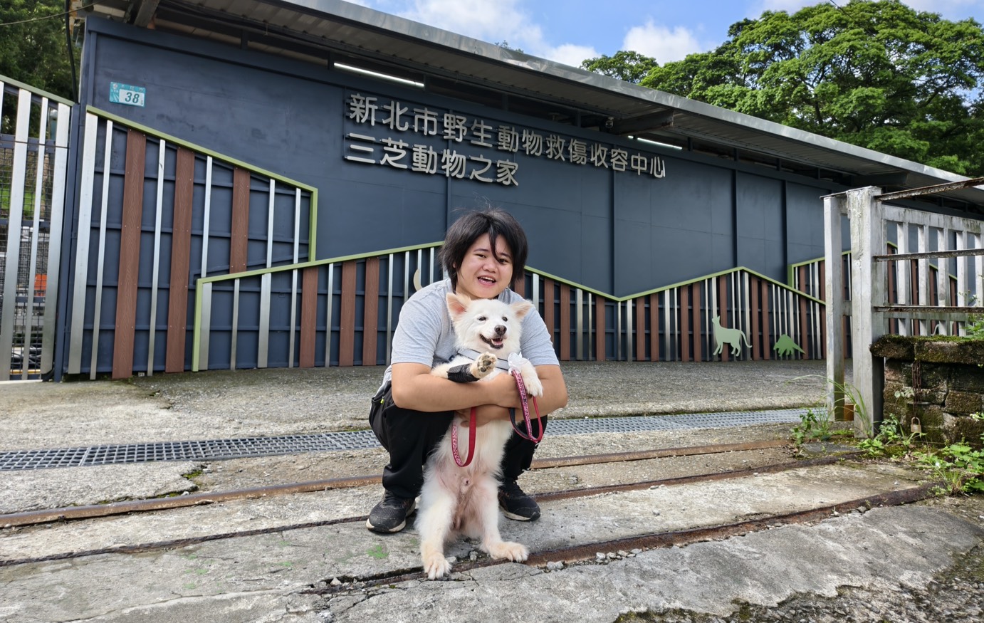 阿吉與動保員葉盈鈞肩並肩爪牽手奔向幸福未來。.jpg