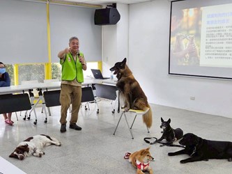 講師透過實際示範與犬隻互動-帶領學員認識狗狗的行為語言.jpg