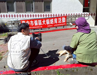 動保志工協助照顧犬隻並與民眾閒聊貓狗大小事.jpg