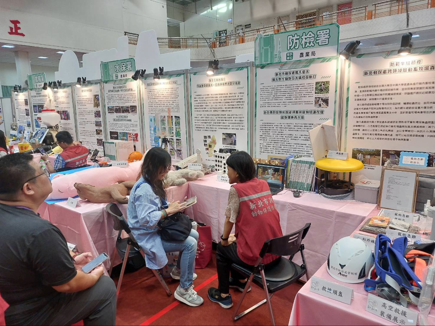 114年度災害防救業務訪評，新北市動保處展示寵物急難救助包 圖片集錦，共 6 張