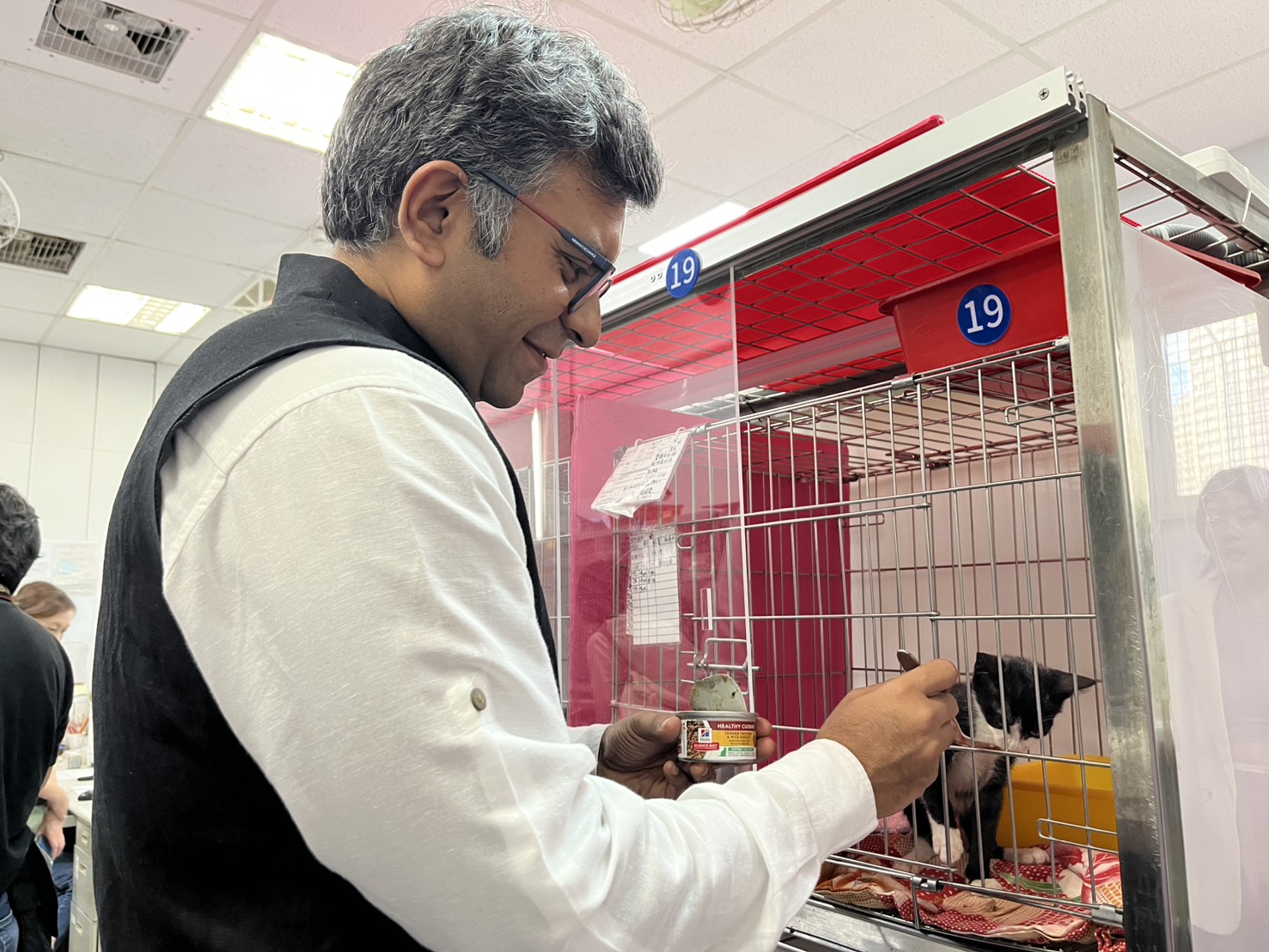 希爾斯總經理Hardik Jhaveri與可愛的賓士貓互動.jpg