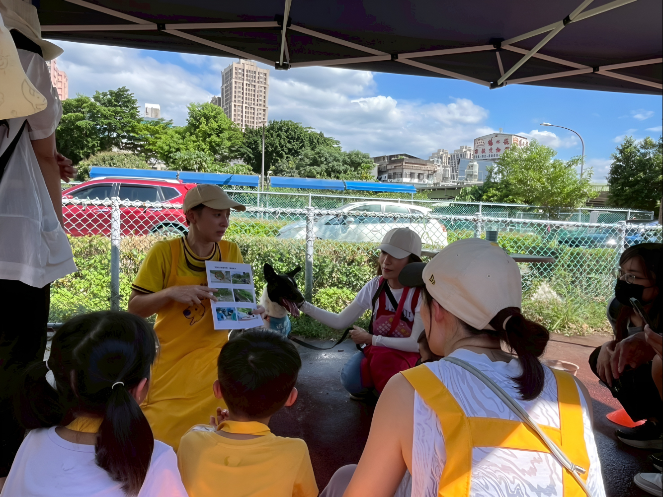 動保小小兵課程中，老師細心專業地引導孩子學習動物保護知識，家長全程專注並參與互.jpg