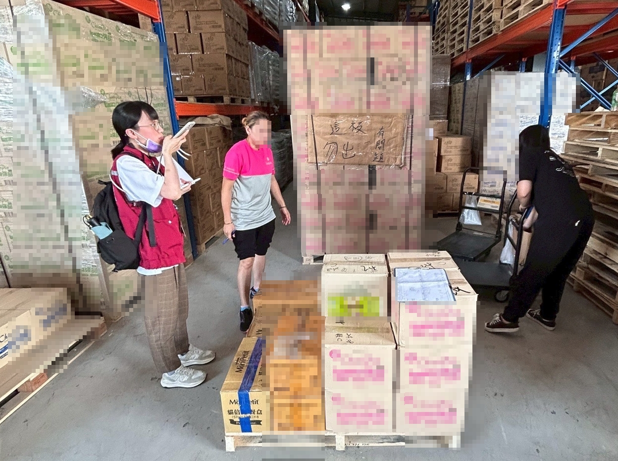 動保處前往監督不合格寵物食品封存程序.jpg