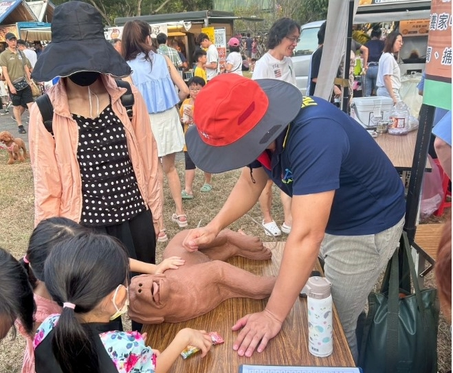 0913林口家庭日-推廣寵物CPR-2.jpg