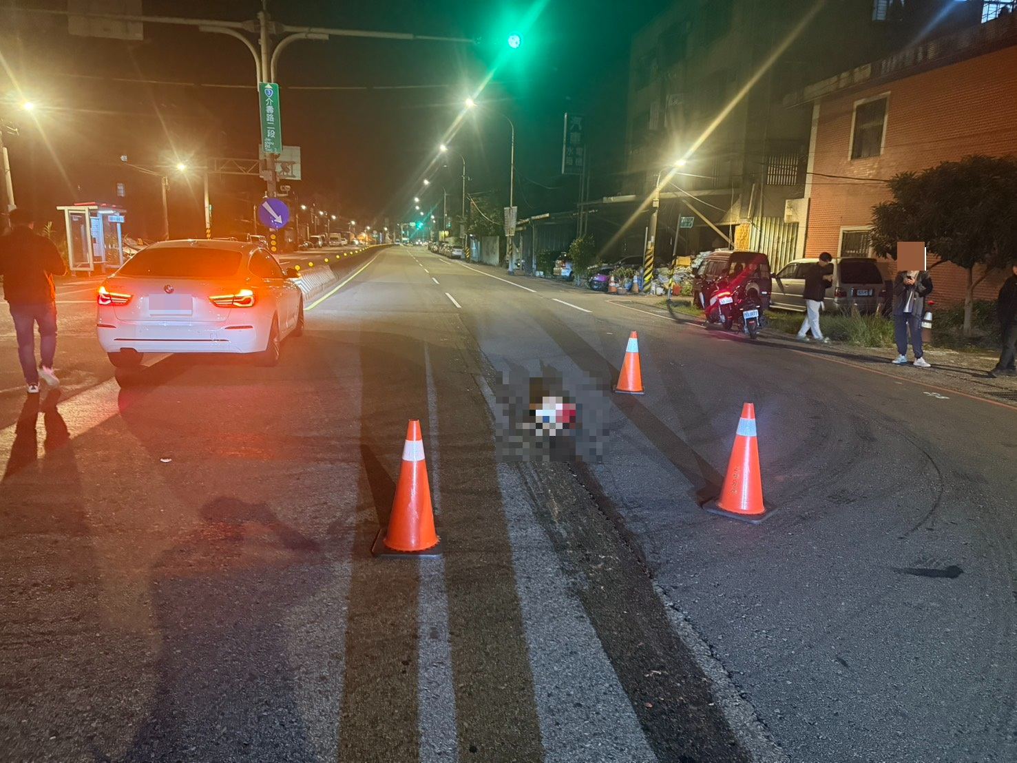 公車夜路輾斃遊蕩犬隻 駕駛逃逸移送法辦  圖片集錦，共 7 張