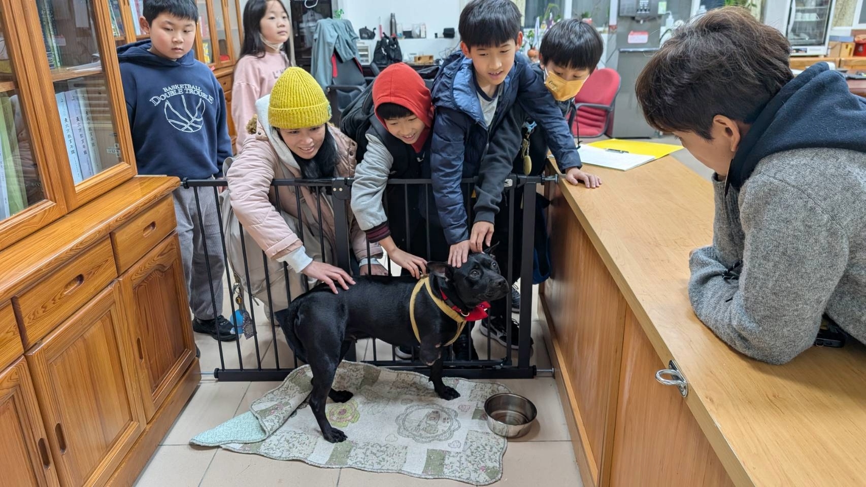 校犬安生飼養在校長室，平時小朋友會輪流來和校犬做互動.jpg
