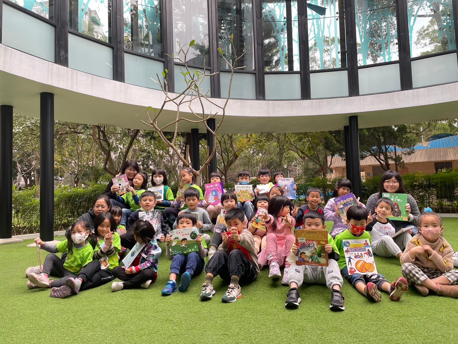 圖書館1樓「陽光曬讀庭」，孩童與戶外共享看書樂趣.jpg