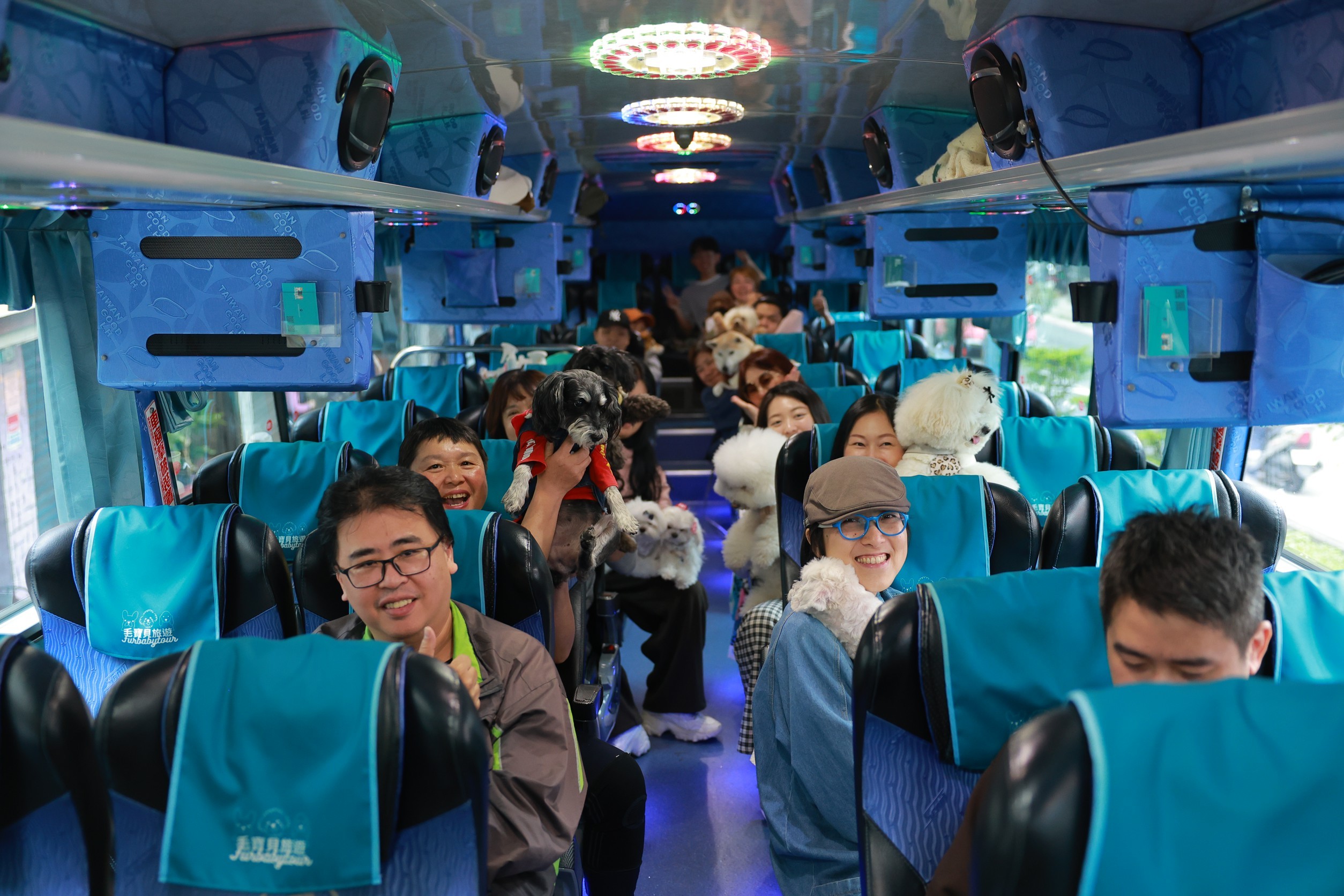 新北市17位飼主及17隻狗搭乘毛寶貝旅遊專車至淡水一日遊.jpg
