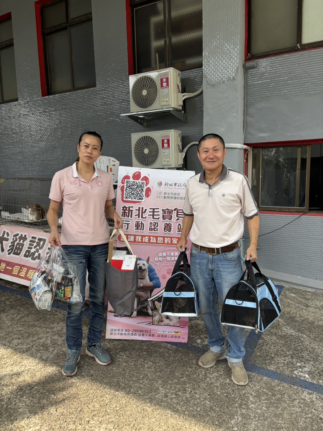 夫妻二人於現場認養2貓回家作伴.jpg