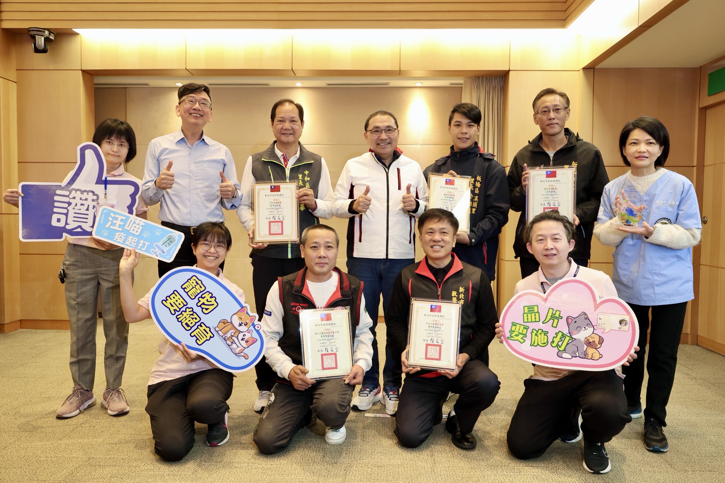 板橋區溪頭里長余柏緯（後右三）、新店區達觀里長金威（後右二）、中和區嘉慶里長吳永華（後左三）、獸醫師公會理事長薛敦元（前右二）及寵物公會理事長侯兆誠（前左二）.JPG