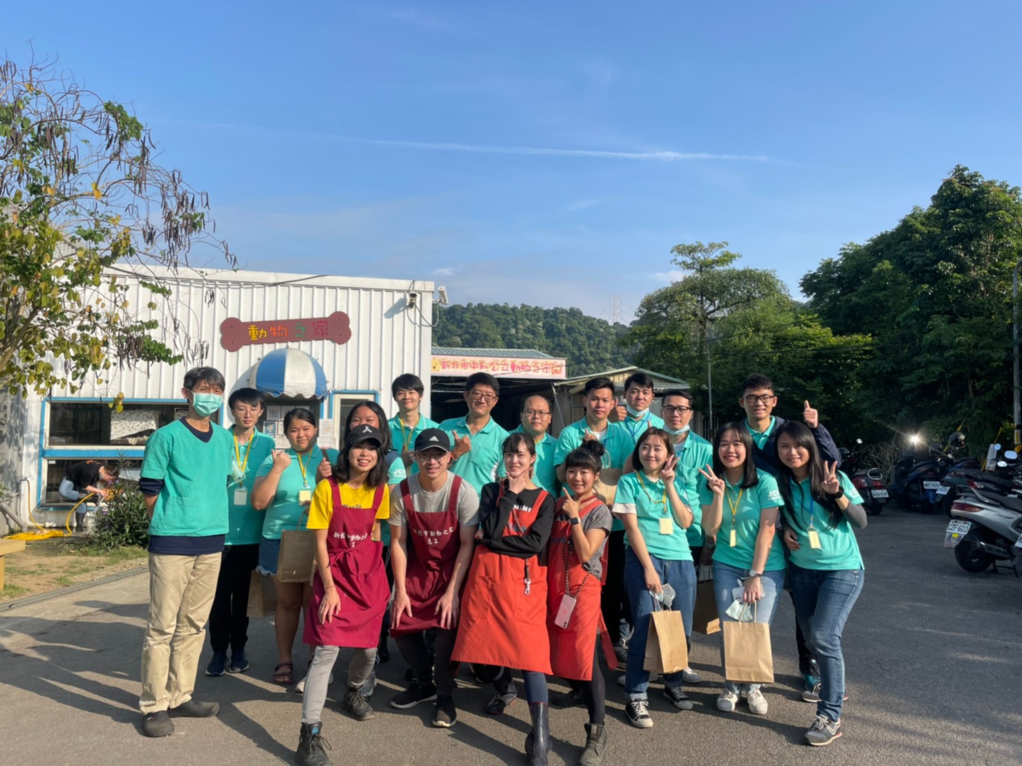 志工日中和動物之家站長與志工們合照。.jpg