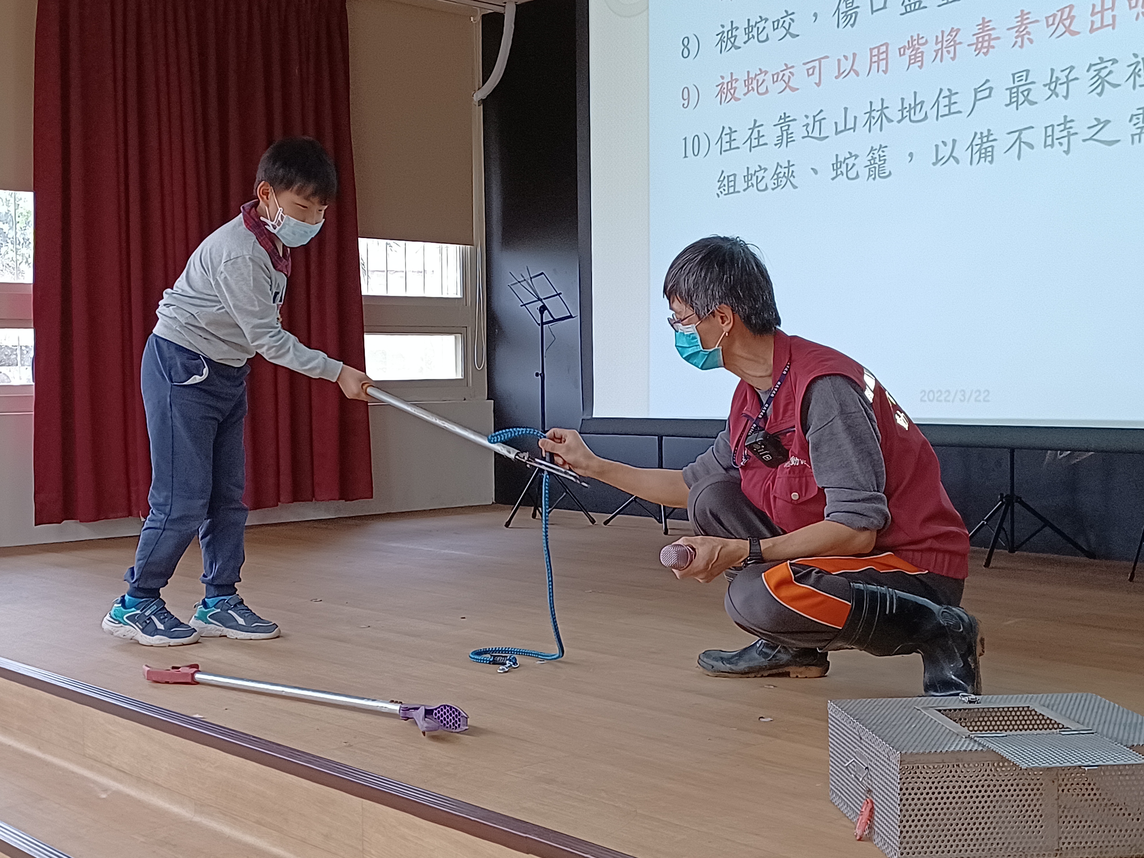 校園廁所蛇出沒，新北動保處即刻解圍~ 圖片