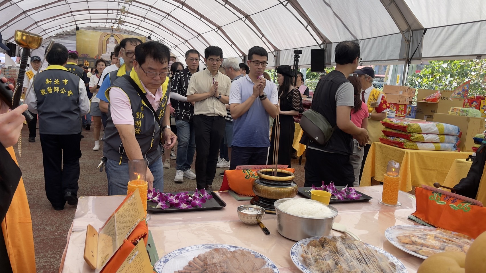 參加民眾上香(資料照片)